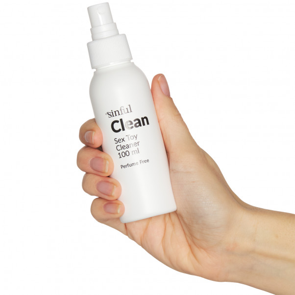 Sinful Clean Sexleketøysrens 100 ml Produktbilde med hånd 50