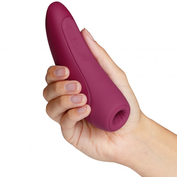 Satisfyer Curvy 1+ App-Styrt Klitorisstimulator produkt i hånd 50
