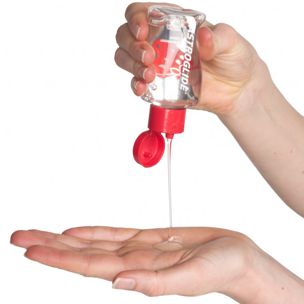 Astroglide Vannbasert Glidemiddel med Jordbærsmak 74 ml Produktbilde med hånd 51