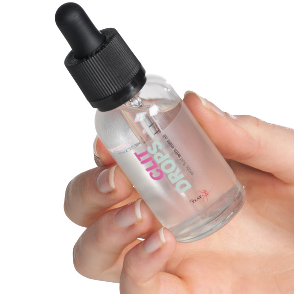Just Play Clit Drops Klitorisstimulerende Olje 30 ml Produktbilde med hånd 50