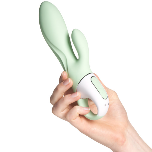 Satisfyer Air Pump Bunny 5 App-styrt Oppblåsbar Rabbitvibrator Produktbilde med hånd 50