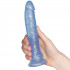Baseks Glitter Blå Dildo 20,5 cm Produktbilde med hånd 50
